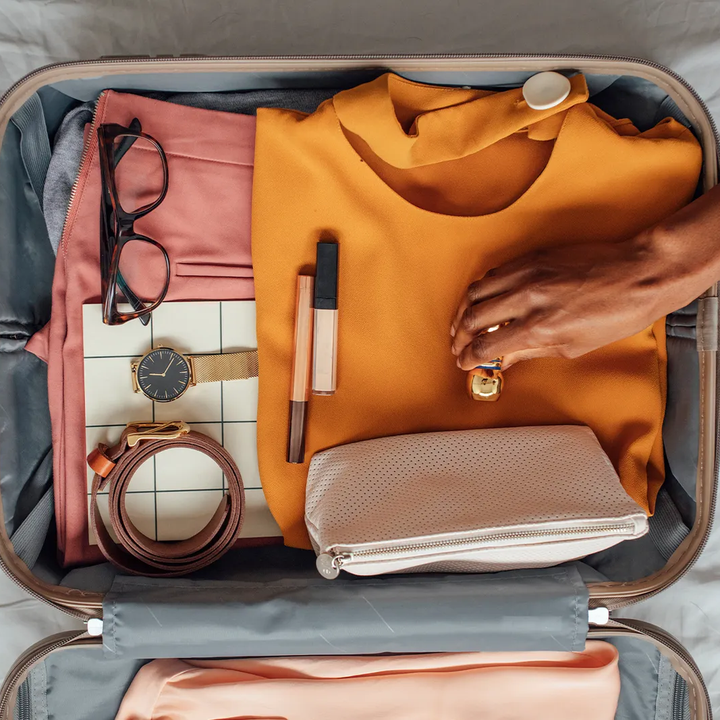 Must-Haves an Bord: 10 Dinge, die Sie einpacken sollten, um Ihren Flug zu verbessern
